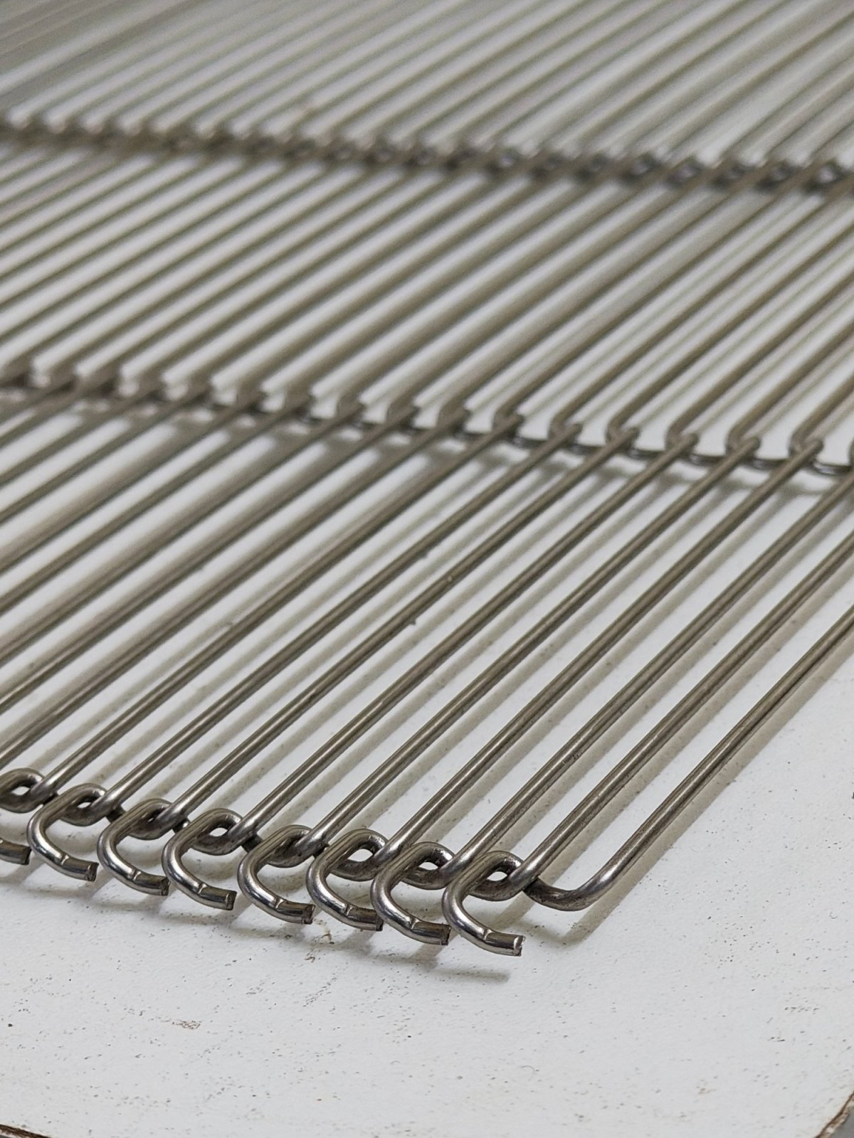 Enrober wire mesh belt for chocolate enrobing